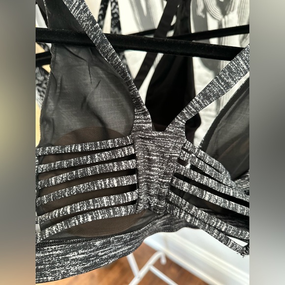 3 Victoria Secret sports bras in size Small. Deep V front. Grey, black & printed - Picture 9 of 15